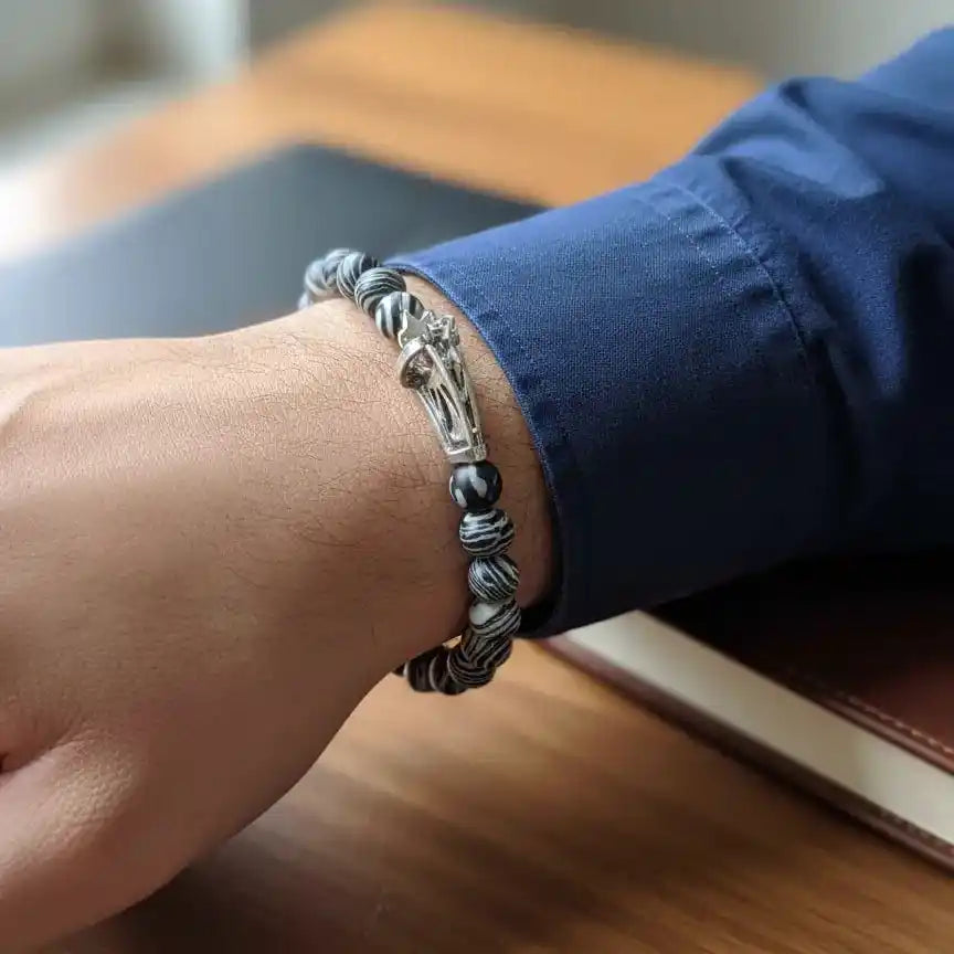 beads agate shaped with  metal have a structure and at the men's wrist as bracelet