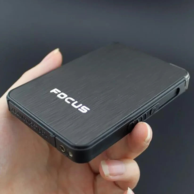 Focus cigarette Case in the Hand