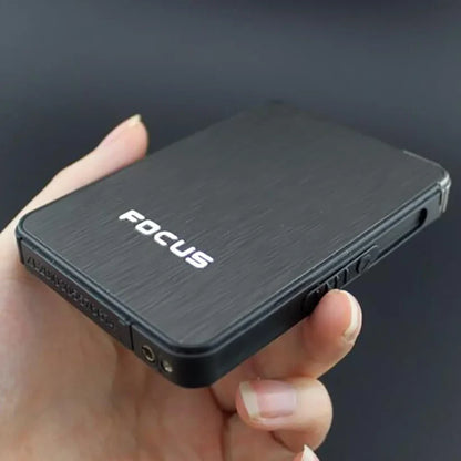 Focus cigarette Case in the Hand